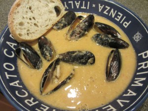 Mussels in sauce, served with bread.