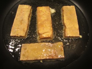 Tofu fillets into hot oil for 2 minutes.