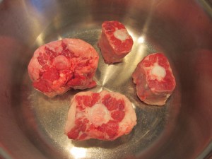 Meat pieces into the pressure cooker.